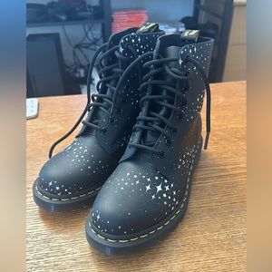 Dr. Martens 1460 Pascal Stars Leather Lace Up Boots in Black US Women’s …